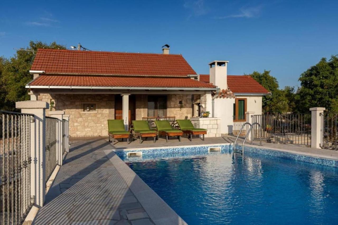 Villa Menalo 네움 외부 사진